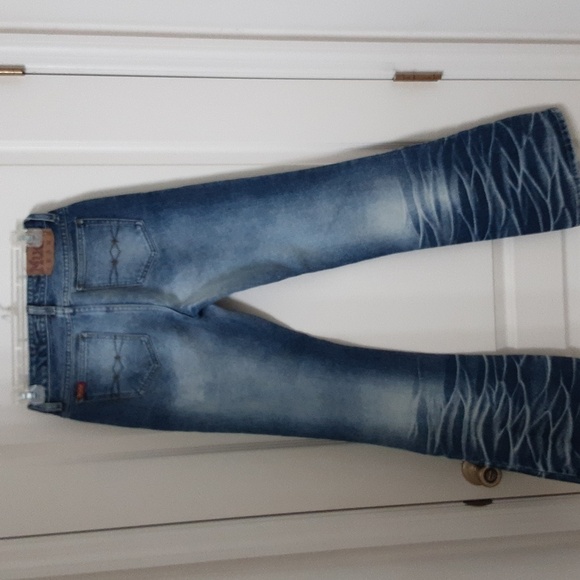 Mudd Flared Leg Jeans, Size 5, Whiskering and Bleached Accents.  EUC. - Picture 12 of 12